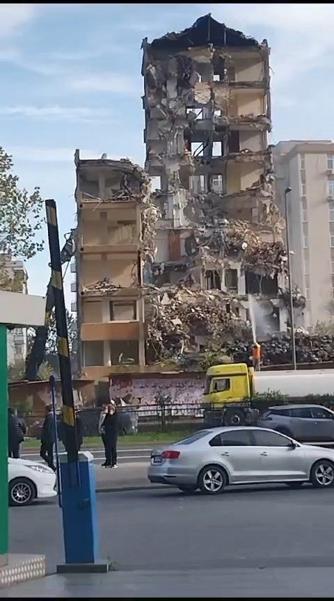 11 katlı bina yıkım sırasında çökme meydana geldi