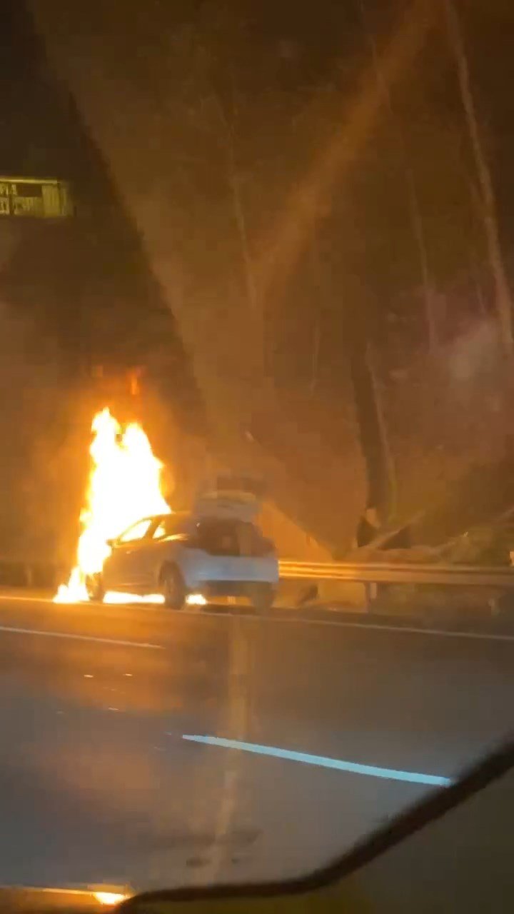 Otomobil köprü üzerinde alev alev yandı!