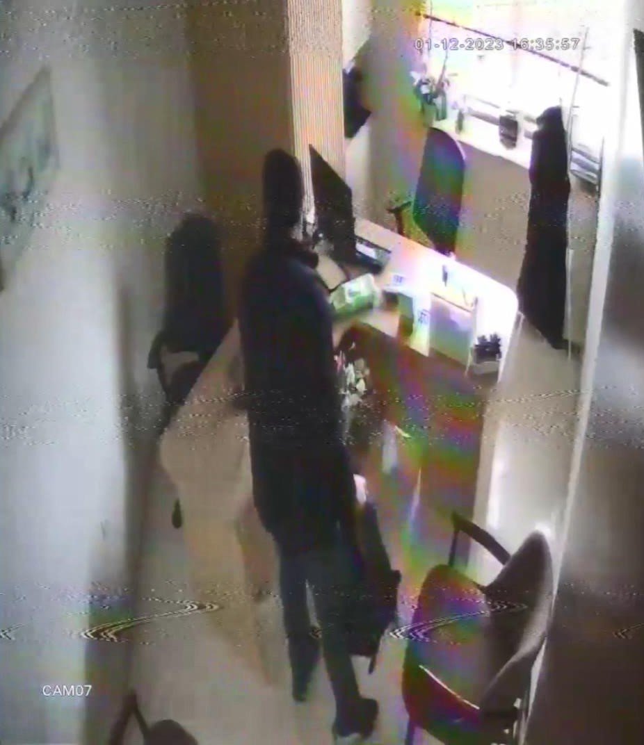 Hırsızlık anları kamerada: Tedavi olma bahanesiyle geldi, bilgisayar çaldı