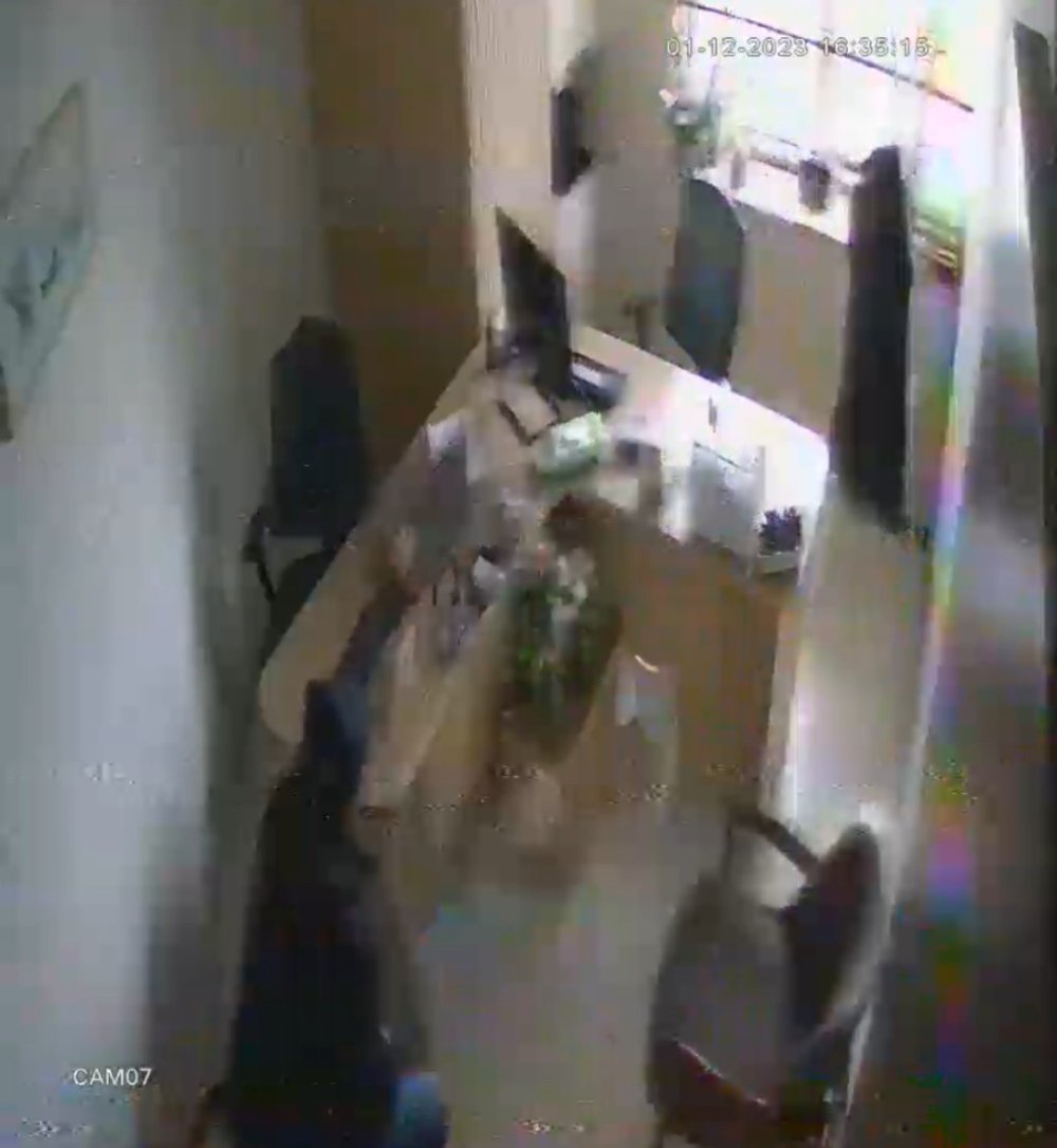 Hırsızlık anları kamerada: Tedavi olma bahanesiyle geldi, bilgisayar çaldı