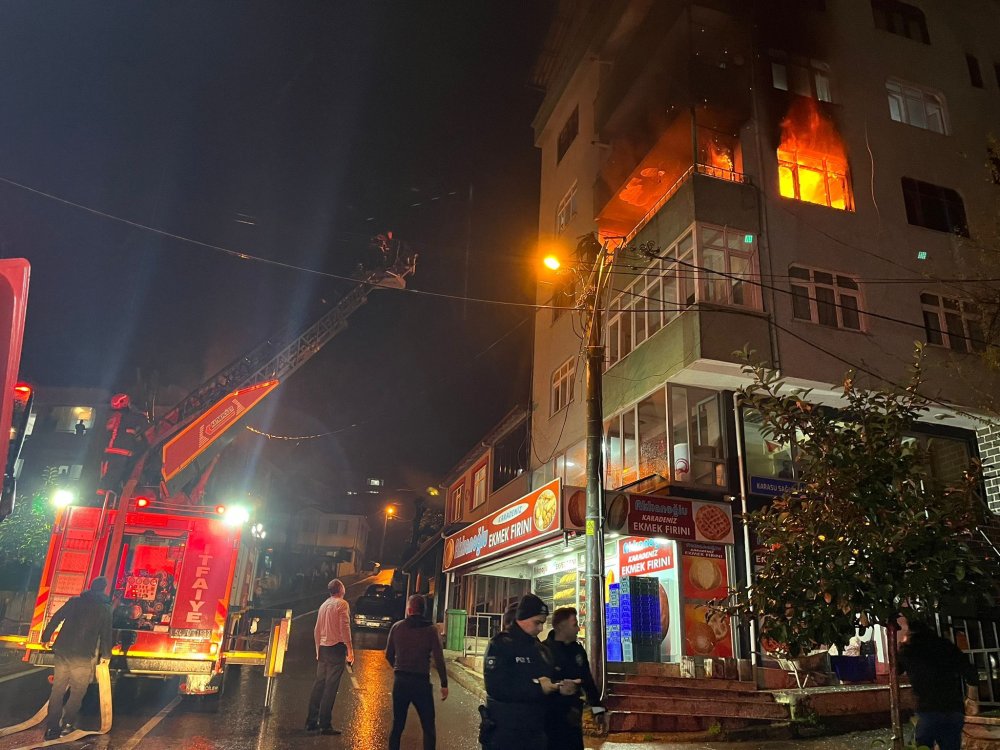 4 katlı apartmanda yangın; 7 kişi mahsur kaldı