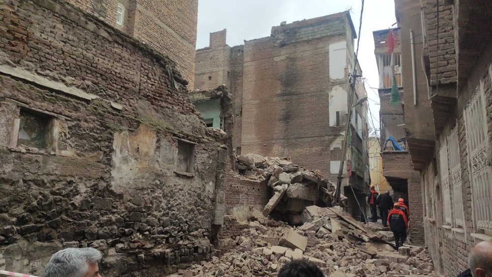 Ağır hasarlı bina kendiliğinden çöktü: Arama kurtarma çalışması başlatıldı