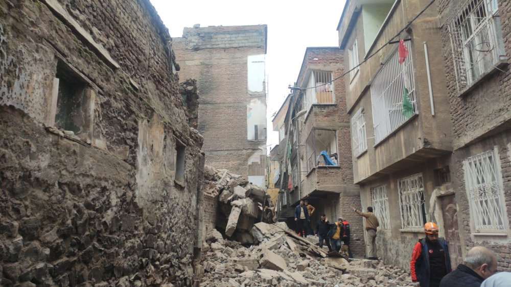 Ağır hasarlı bina kendiliğinden çöktü: Arama kurtarma çalışması başlatıldı