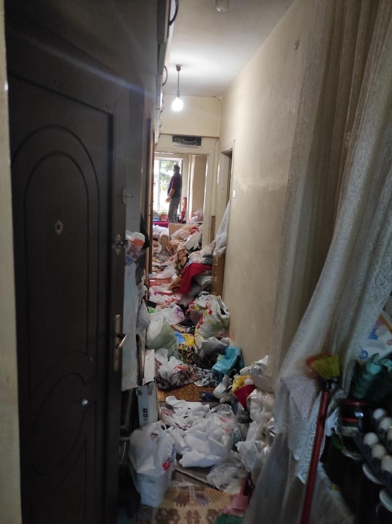 Kötü kokular üzerine harekete geçildi: Anne ile oğlunun yaşadığı evden tonlarca çöp çıktı
