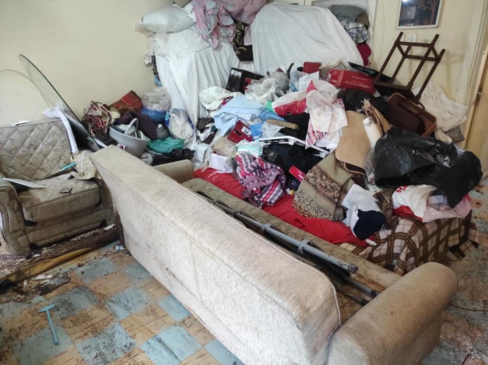 Kötü kokular üzerine harekete geçildi: Anne ile oğlunun yaşadığı evden tonlarca çöp çıktı