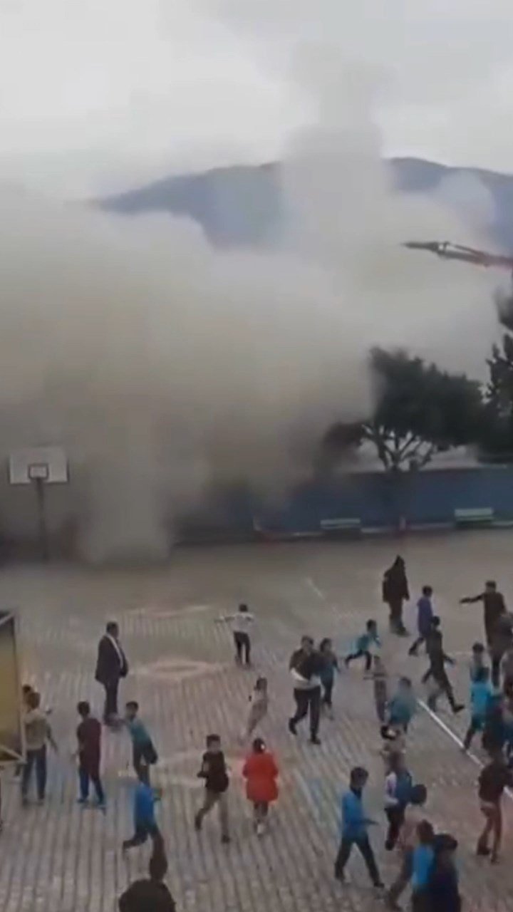 Okul yanındaki kontrollü yıkım faciaya neden oluyordu: Öğrenciler koşarak kaçtı