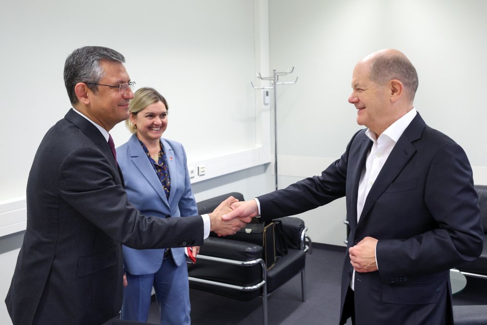 CHP Genel Başkanı Özel’in Berlin temasları: Almanya Başbakanı Olaf Scholz ile görüştü