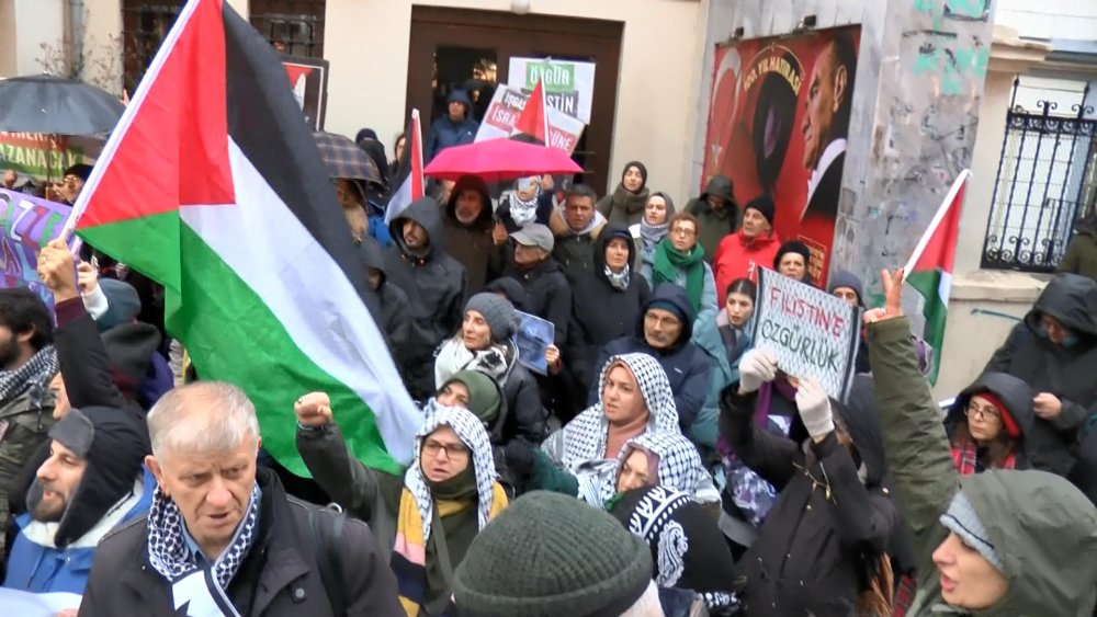 Filistin'e destek için Kadıköy'de insan zinciri: 'Yaşanan Gazze'nin insansızlaştırılması girişimidir'