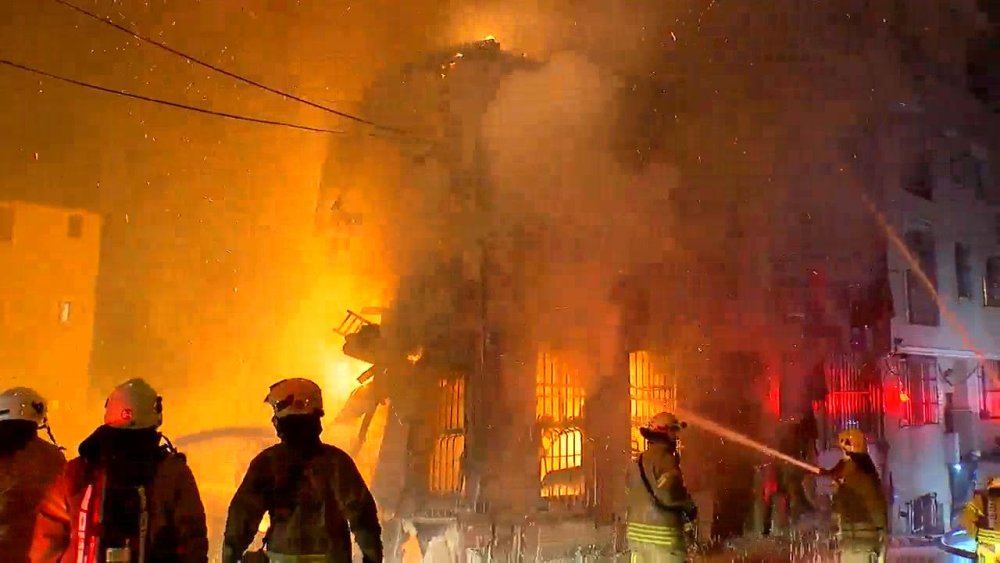 Beyoğlu'nda 2 katlı binada yangın çıktı