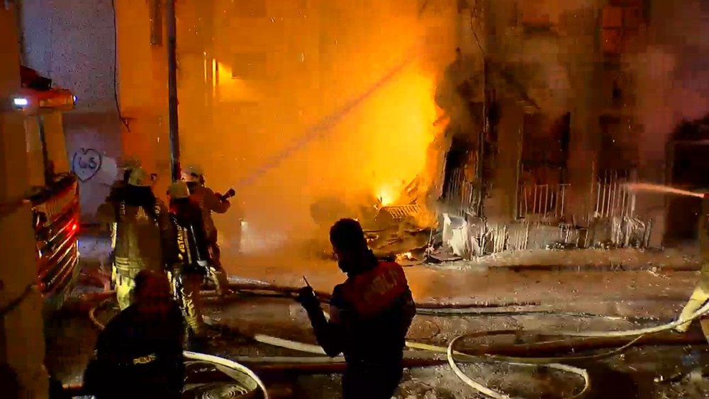 Beyoğlu'nda 2 katlı binada yangın çıktı