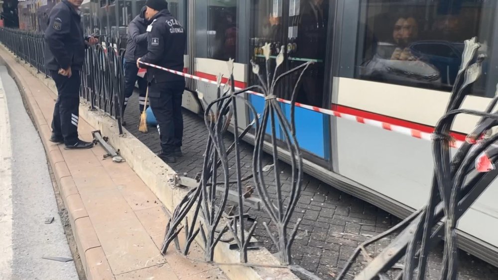 Otomobil tramvay yolundaki bariyerlere çarptı