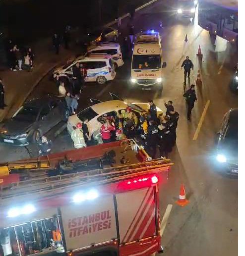 Kadıköy'de İETT otobüsünün aralarında bulunduğu zincirleme kaza meydana geldi