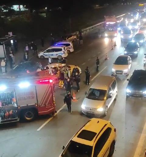 Kadıköy'de İETT otobüsünün aralarında bulunduğu zincirleme kaza meydana geldi