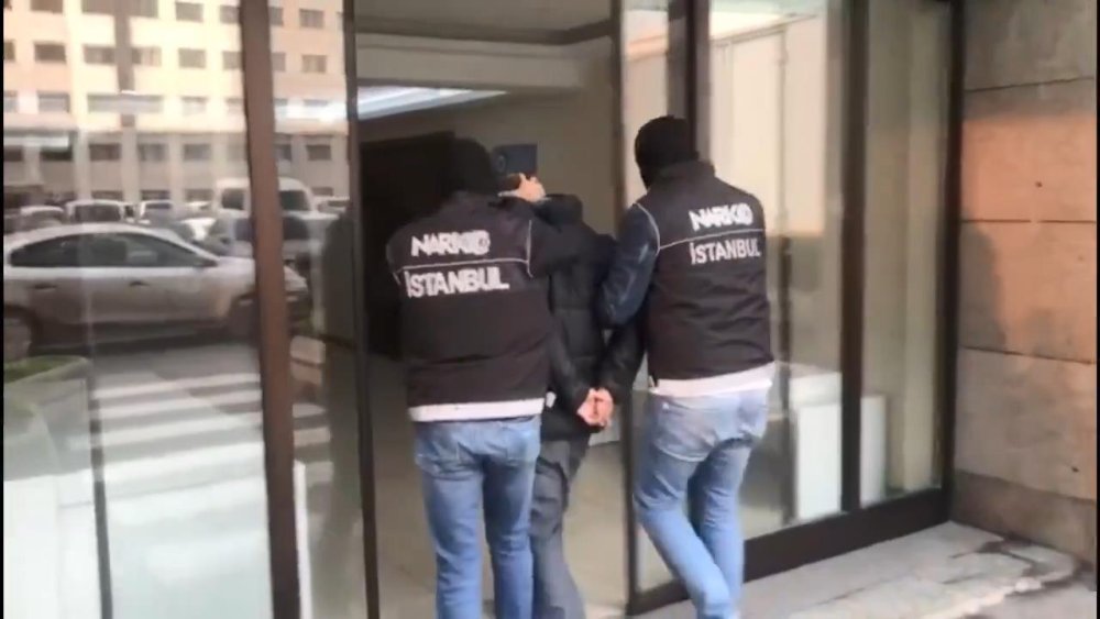 Kırmızı bültenle aranan 2 kişi İstanbul'da yakalandı