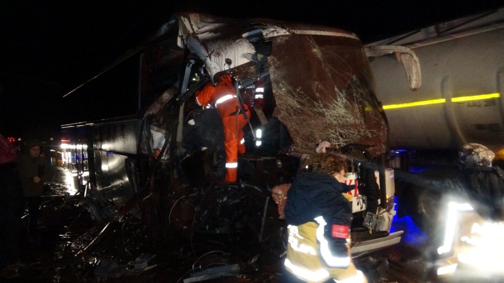 Yolcu otobüsü, hafriyat kamyonuna çarptı: 13 yaralı