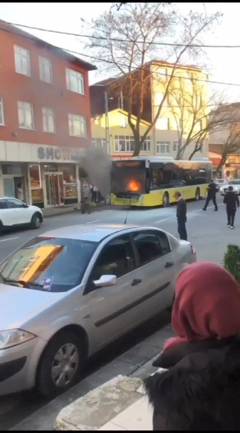 Sarıyer'de seyir halindeki İETT otobüsü yandı!