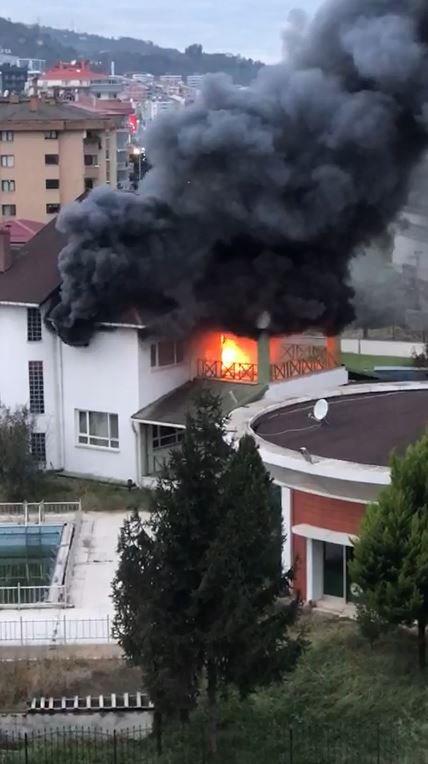 Üniversitesinin sosyal tesisinde büyük yangın
