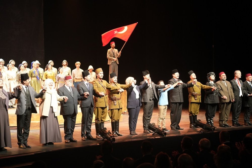 'Cumhuriyete Doğru' tiyatro oyunu Bakan Tekin’in katılımıyla sergilendi