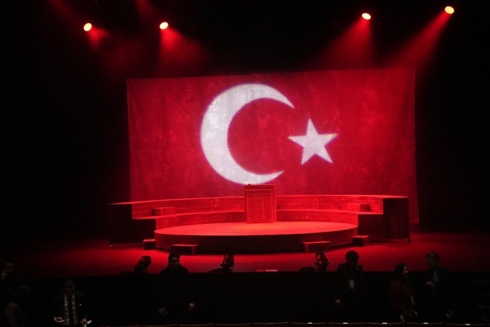 'Cumhuriyete Doğru' tiyatro oyunu Bakan Tekin’in katılımıyla sergilendi
