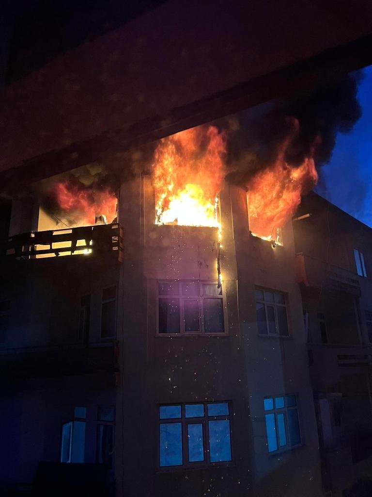 Suriyeli ailenin oturduğu daire yangında küle döndü
