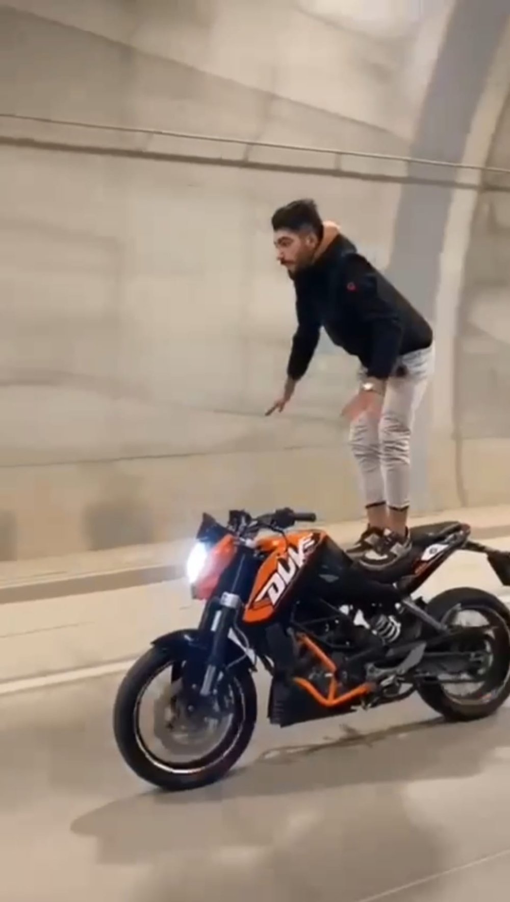 Tünelde akrobatik hareketler yapan motorcuya ceza!