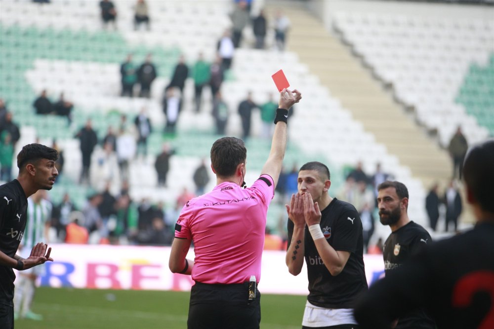 Türk futbolunda her gün bir olay: Saha karıştı, futbolcular birbirine girdi