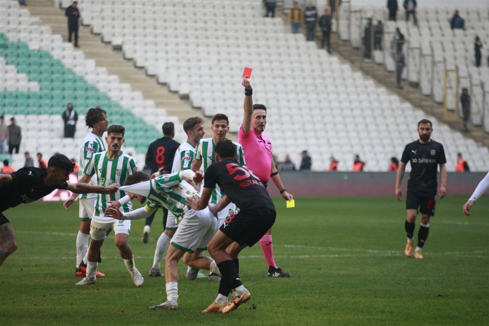 Türk futbolunda her gün bir olay: Saha karıştı, futbolcular birbirine girdi
