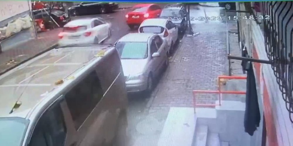 CHP ilçe yöneticisine uzun namlulu silahlı saldırı: Aracı yakıp taksiyle kaçmışlar
