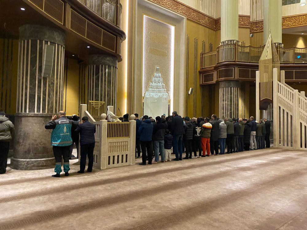 İstanbul'da şehitler için camilerde dua edildi
