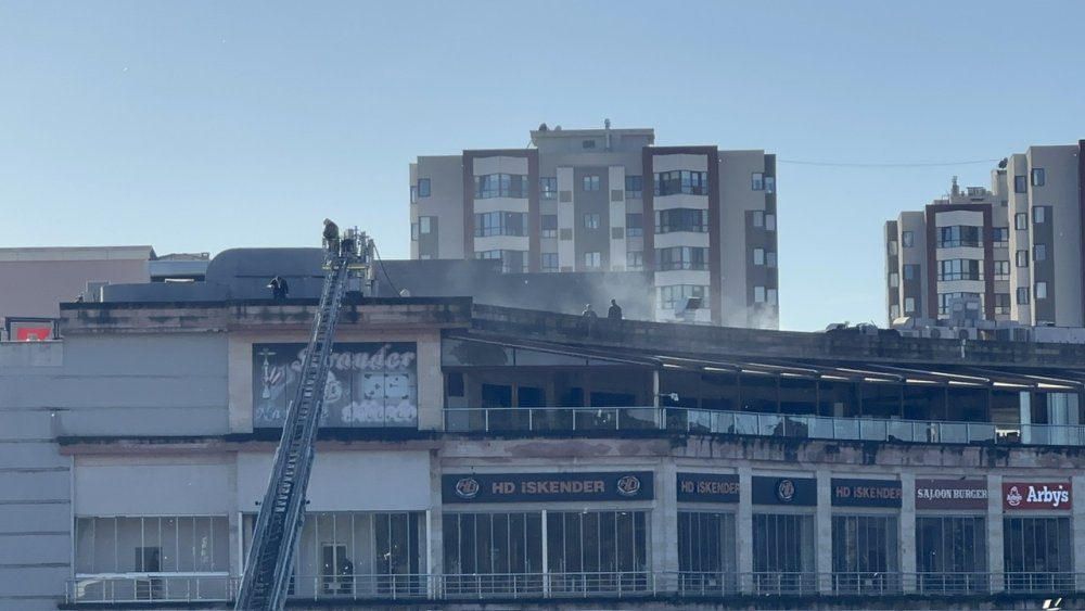 Alışveriş merkezinin restoran bacasında yangın çıktı