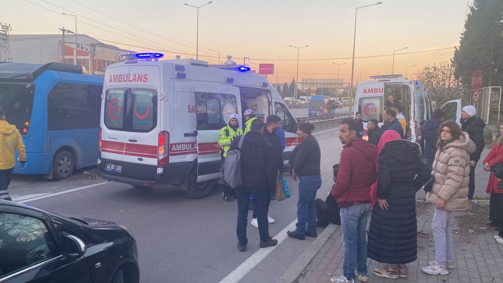 Minibüs bariyerlere çarptı, 15 kişi yaralandı