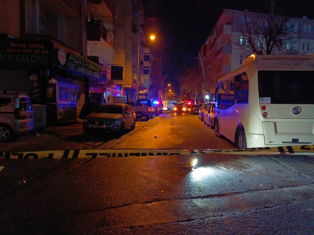 Sultangazi'de caddede yürürken silahlı saldırıya uğradı
