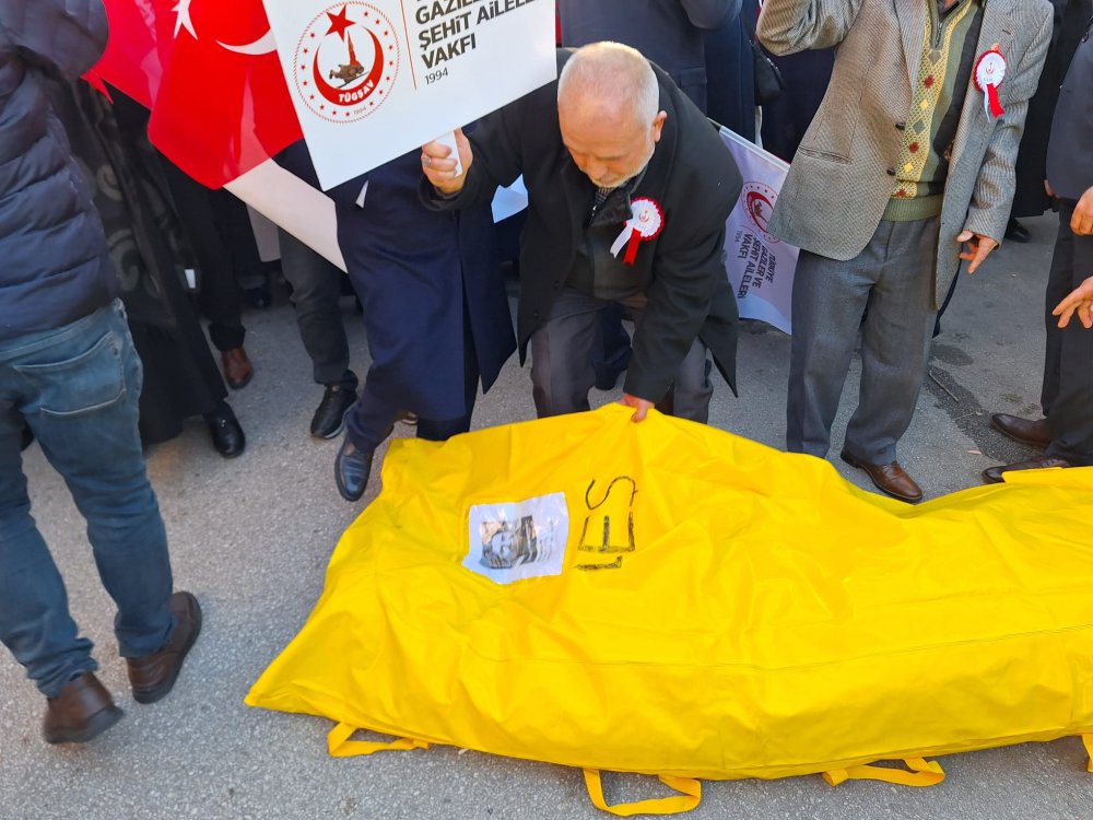 DEM Parti önüne sarı ceset torbaları bırakıldı: 'Meclisimizde terörist görmek istemiyoruz'