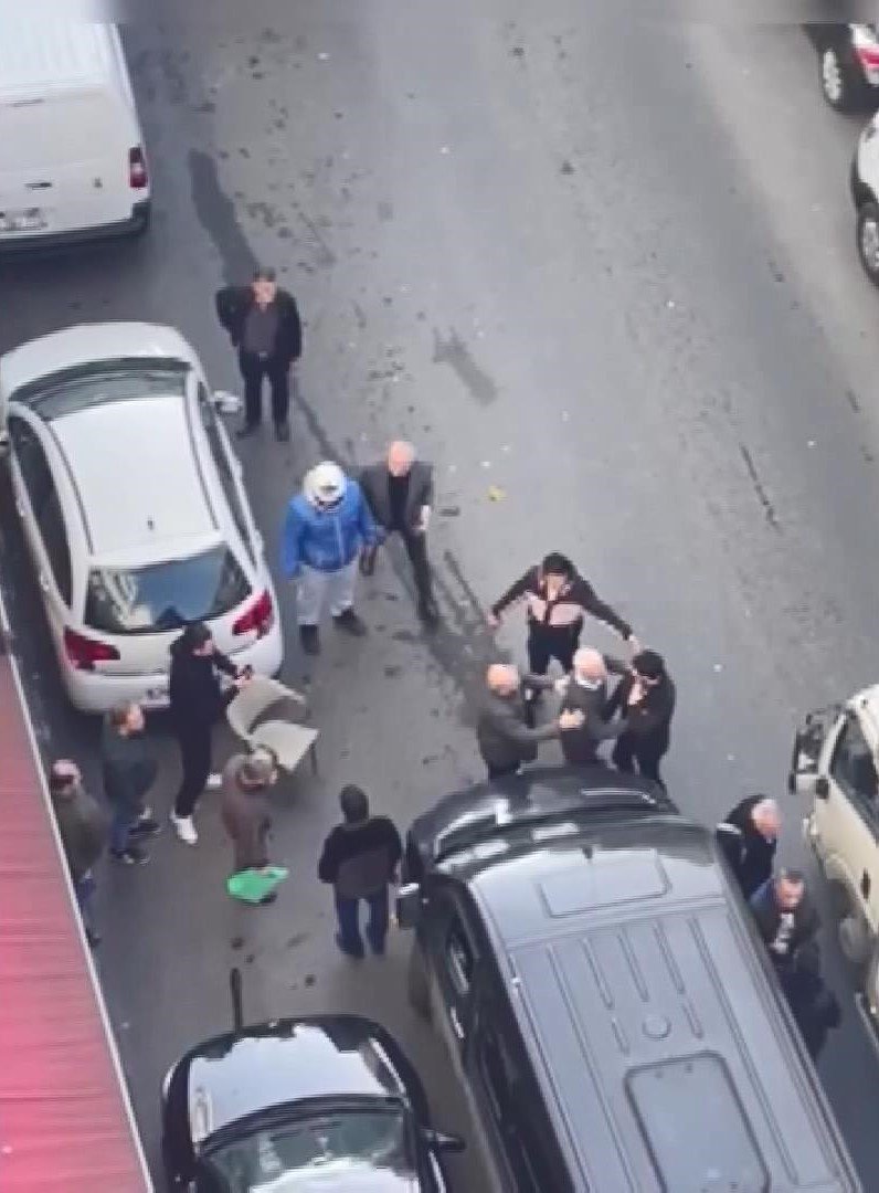 İstanbul'da yol verme tartışması: 2 kişi taksi şoförünü darbetti