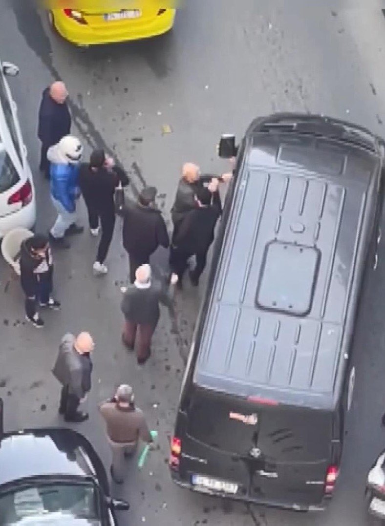 İstanbul'da yol verme tartışması: 2 kişi taksi şoförünü darbetti