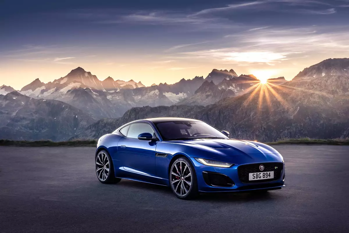 jaguar-f-type-2021-02-angle-blue-exterior-front.webp