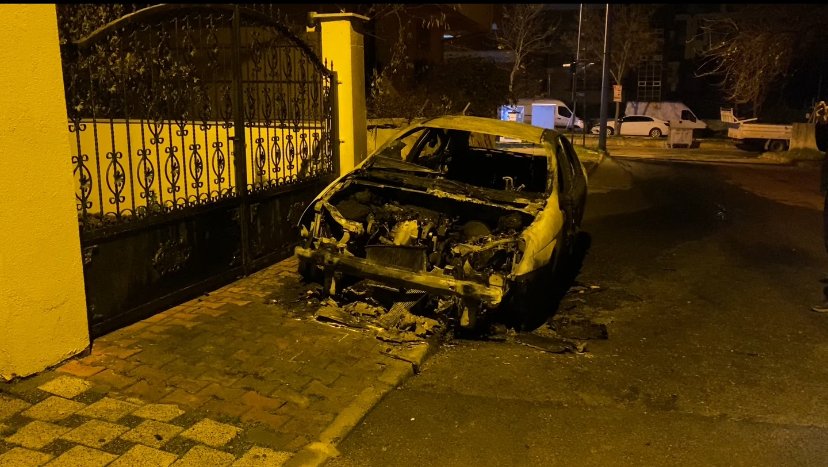 Kartal'da, park halindeki otomobilde yangın çıktı