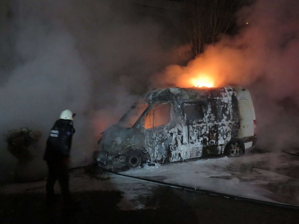 Servis otoparkında yangın paniği: Karavan ve 3 otomobil yandı