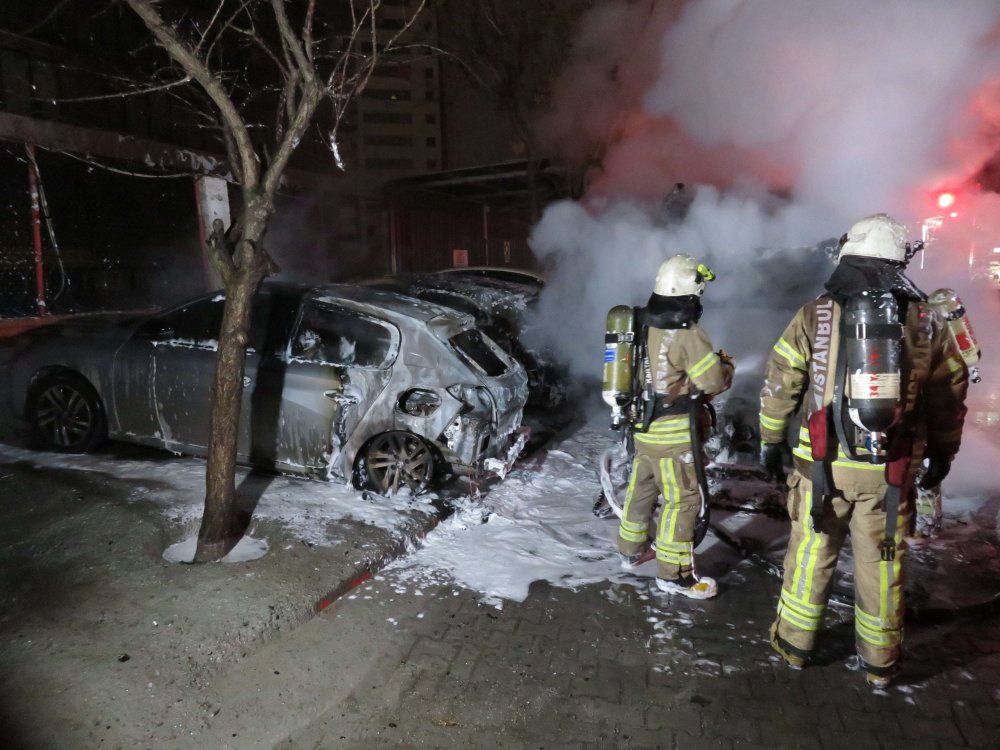 Servis otoparkında yangın paniği: Karavan ve 3 otomobil yandı