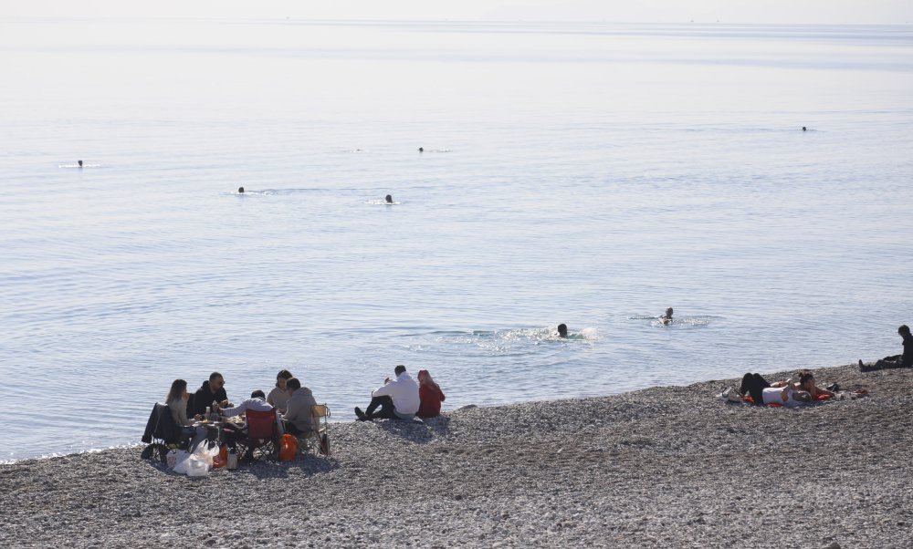 Antalyalılar yılbaşında sahile akın ediyor