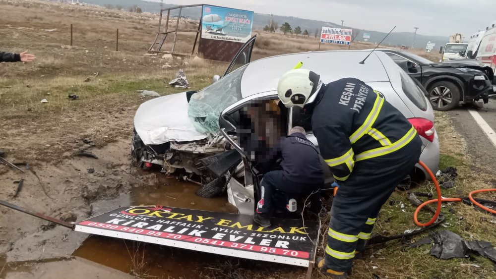 Edirne'de 2 otomobil çarpıştı: 2 ölü