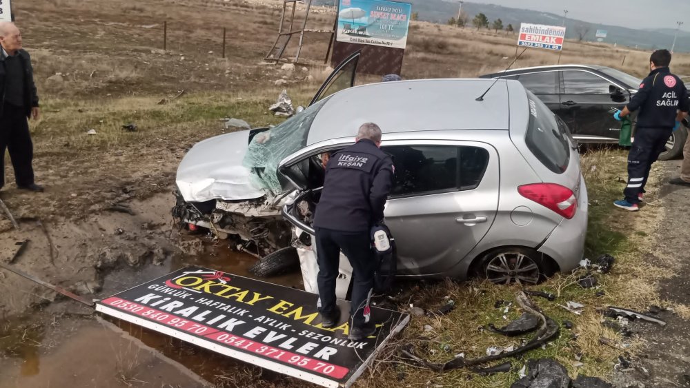 Edirne'de 2 otomobil çarpıştı: 2 ölü