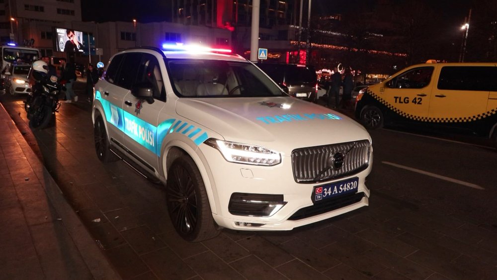 Lüks polis araçları Taksim Meydanı'nda