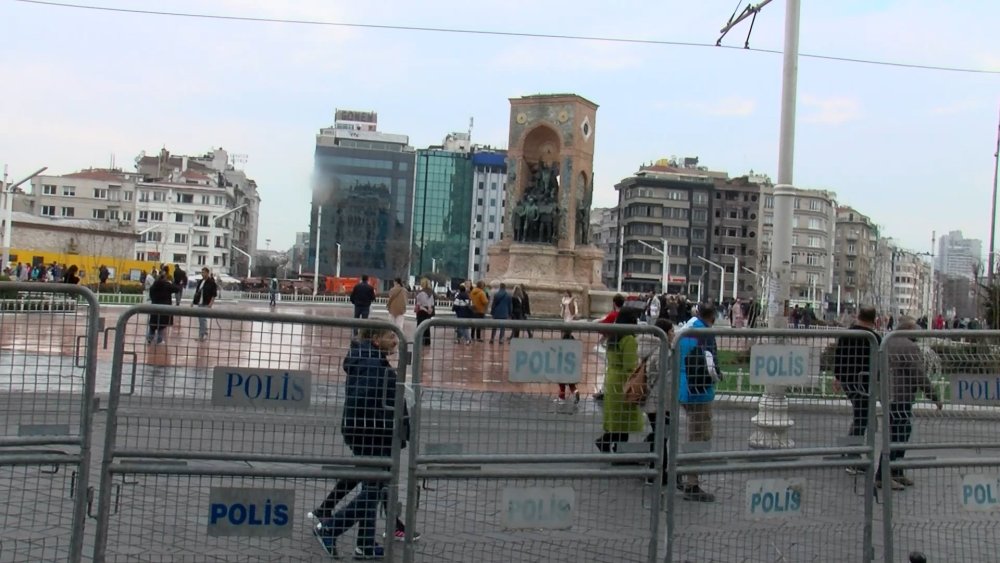 Taksim Meydanı'na demir bariyerler yerleştirildi