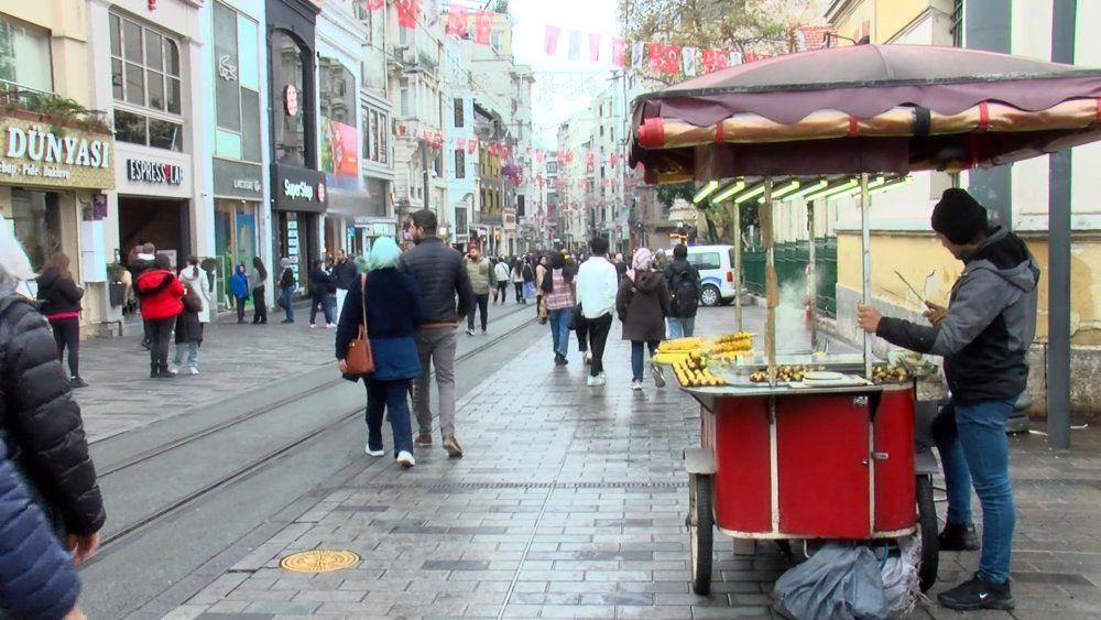 Taksim Meydanı'na demir bariyerler yerleştirildi