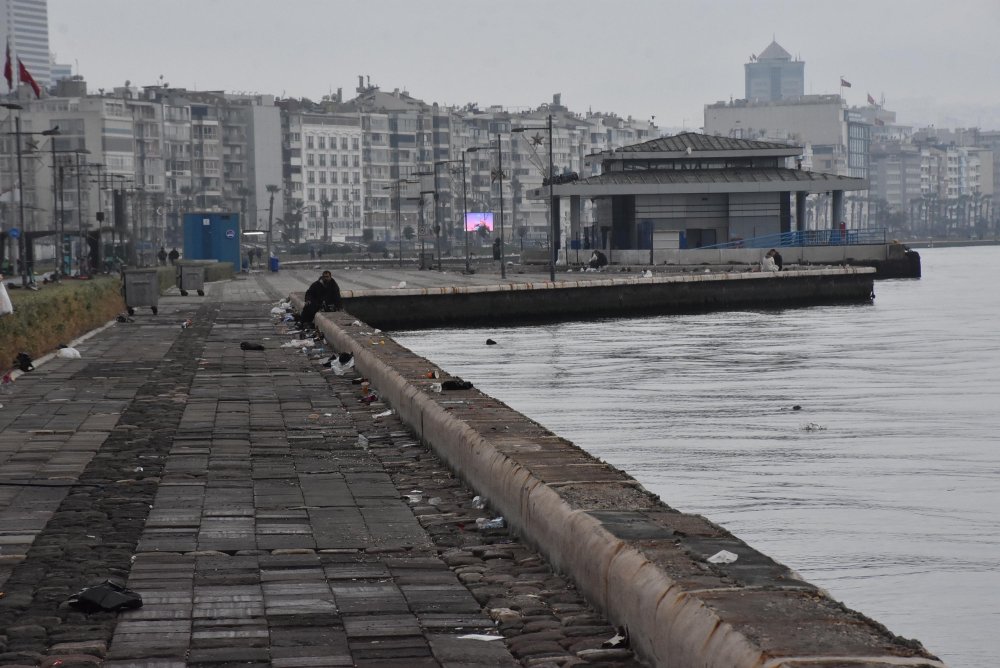 İzmir'de yeni yılın ilk günü sessizlik: Cadde ve sokaklar boş kaldı
