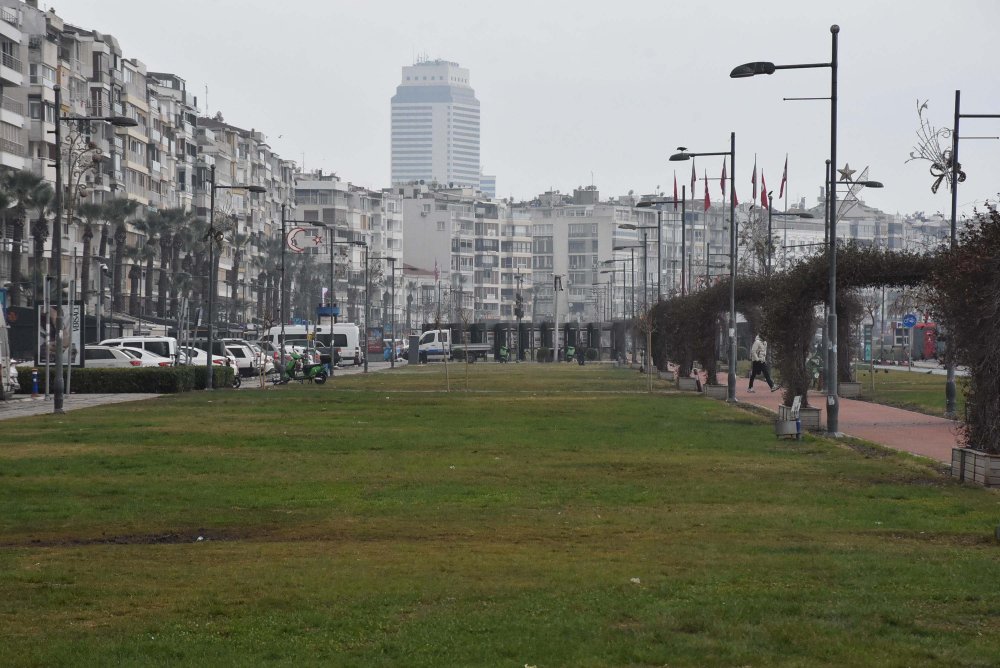 İzmir'de yeni yılın ilk günü sessizlik: Cadde ve sokaklar boş kaldı