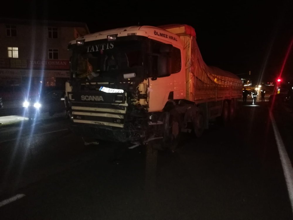 Sakarya'da feci kaza! Kamyon ile otomobil çarpıştı: 2 ölü