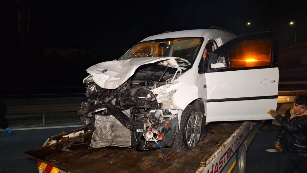 Kaçak göçmenleri taşıyan araç ortalığı savaş alanına çevirdi: 4 polis yaralandı