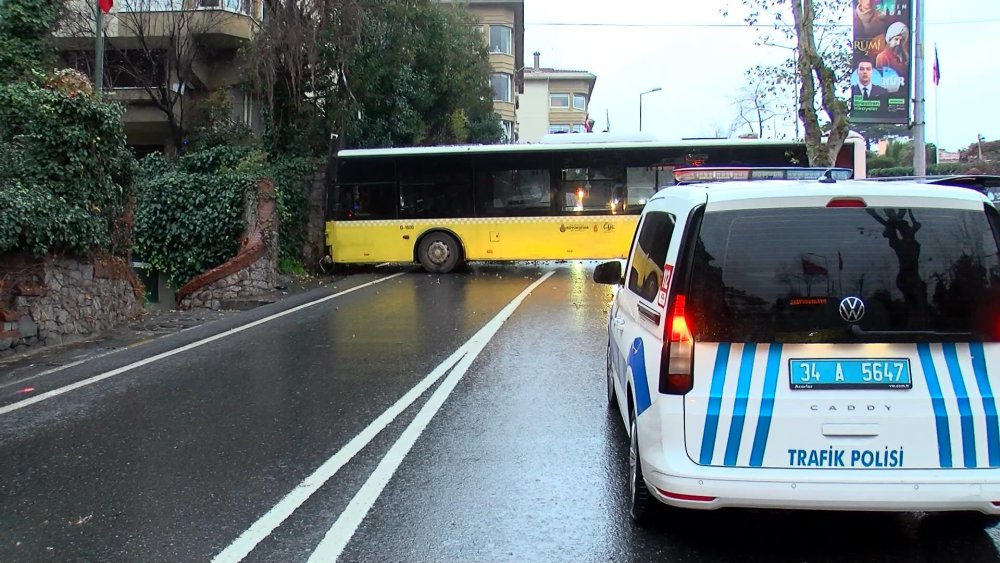 Kayganlaşan yolda feci kaza! İETT otobüsü duvara çarptı: Yaralılar var
